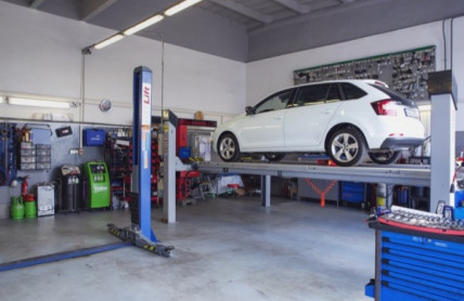 Praha je v autoservisech čtvrtá nejhorší na světě. Nový žebříček odhalil nepříjemnou pravdu