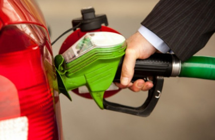 Proč nádrž po otevření syčí? Tenhle zvuk může znamenat víc, než si myslíte