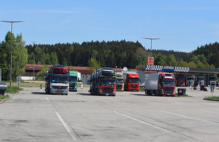 Máte při stání puštěný motor kvůli klimatizaci? Prý za to hrozí pokuta!