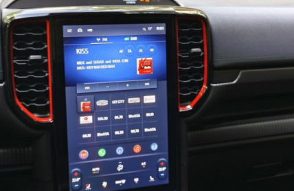 Automobilky konečně dostaly rozum. Nenáviděné displeje nahrazují obyčejná tlačítka