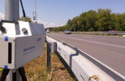 Jezdí 160 km/h a pokuta nepřijde. Řidiči našli slabinu některých radarů