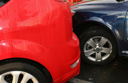 Ne každý škrábanec na autě je vandalismus. Poničené auto nafoťte