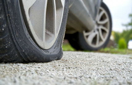Rezerva z aut mizí. Běžný defekt vás pak může stát přes 5 000 korun
