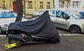 Parkování motorek na chodníku. Co je to vlastně chodník a jak je definována motorka?