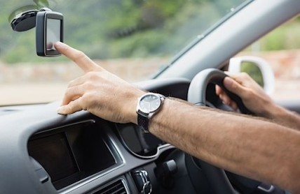 Nastavování navigace během řízení je horší než telefonování