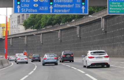 Cestu na dovolenou osobními auty prodražují dálniční poplatky