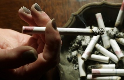 Za cigaretu za volantem hrozí v zahraničí mnohatisícové pokuty