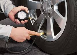 Tlak v pneumatikách: Víte, jak často jej kontrolovat? A co hrozí, pokud není správný?