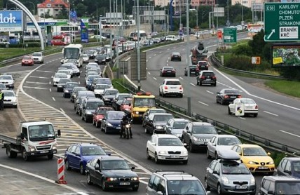 Jízda na dovolenou přes noc je pohodovější, ale pozor na mikrospánek
