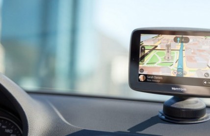 Jakou zvolit navigaci do auta a kam ji správně umístit, abyste nedostali pokutu?