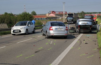 Největší rizika při řízení? Místo volantu držíme mobil