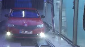 Myčky aut: Lesk jak blesk, nebo poškrábané auto?