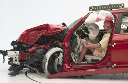 Americký crashtest potvrdil, že na straně řidiče jsou auta pevnější