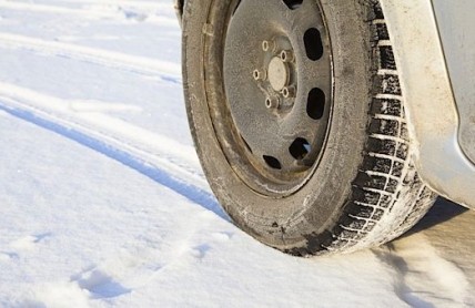 Za jízdu v zimě na letních gumách hrozí pokuta i nižší pojistné plnění