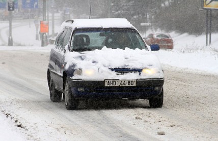 Skryté nástrahy zimních silnic: led na autě a nečitelná značka