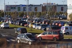 Vánoční shon znamená i chaos na parkovišti. A „ťukanců“ přibývá