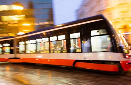 Jízda po tramvajovém pásu a případná nehoda: Co říká zákon?