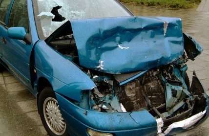 Nehoda na úzké silnici, víte, jak ji správně objet?
