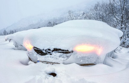 Čistíte své auto od sněhu a ledu? Pokud ne, hrozí vám pokuta! A jak je to v zahraničí?