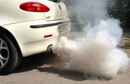 Nadměrný kouř z výfuku: Poznáte závadu motoru podle jeho barvy?