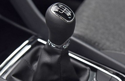 Rozjíždění vozidla „na dvojku“: Škodí autu i vašim nervům!