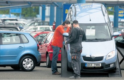 Na co si dát pozor při koupi ojetiny? Varováním je vycíděný motor i exekuce 
