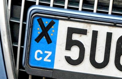 Za přeškrtnutí znaku EU na registrační značce hrozí zákaz řízení