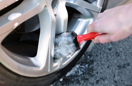 Jak správně umýt auto? Na tuhle drobnost určitě také zapomínáte