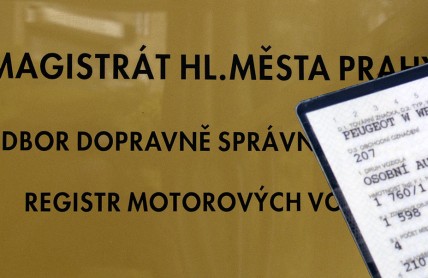 Už rok přehlašujeme auta snáze než dříve