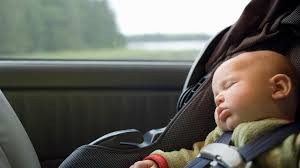 Děti trpí v autech jako v peci, nenechávejte je v sedačkách ani minutu 