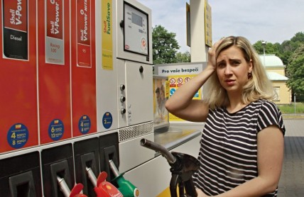 Co dělat, když natankujete naftu do benzínového auta