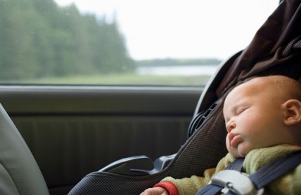Jak přežít cestu s dětmi? Mimina chytře oblečte, puberťákům dovolte mobil 