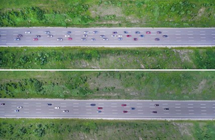 Člověk řídí v dopravní zácpě hůř než adaptivní tempomat