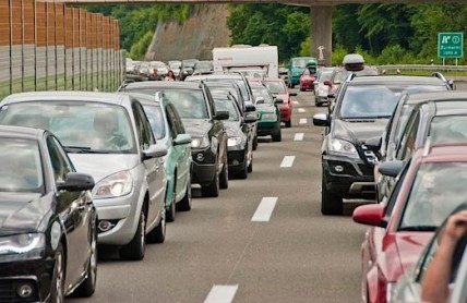 Řidiče čeká na evropských silnicích pekelný víkend