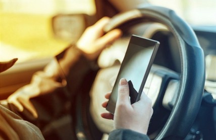 Chystá se zdražení pokut: za telefonování a focení až 10 tisíc a 4 body 