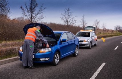 Lepicí páska i vidlička. Co by nemělo chybět v kápézetce do auta 