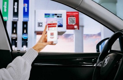 Tankovat bez vystupování? U čerpacích stanic můžete platit mobilem přímo u stojanu