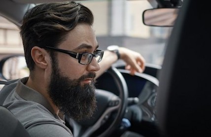 Jen necelá třetina řidičů dobře vidí na cestu, ukázal průzkum