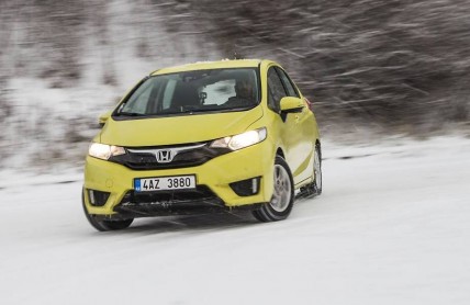 Zimní pneumatiky pouze na předních kolech? Snaha ušetřit se rozhodně nevyplatí