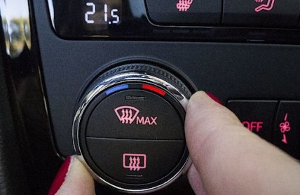 Jaká je ideální teplota v autě? Přetopený interiér působí jako půl promile v krvi