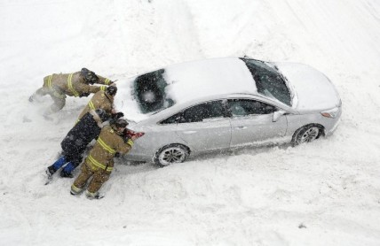 Specifika zimního parkování: Jak bezpečně zaparkovat auto, když je sníh?