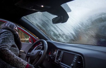 Bezpečné řízení v zimě: Zjistěte, jak nejrychleji odmlžit okna, co si obléknout a jakou nastavit teplotu