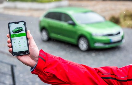 Auto v mobilu: Co všechno můžete v autě mobilem ovládat? Možnosti berou dech