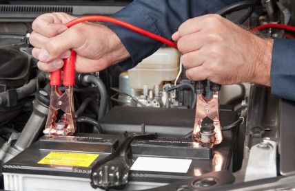 Když auto přestane startovat: Jak správně vybrat a zapojit startovací kabely?