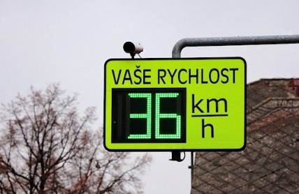 Povinná výbava aut podle EU? Upozornění na rychlost a alkoholtester