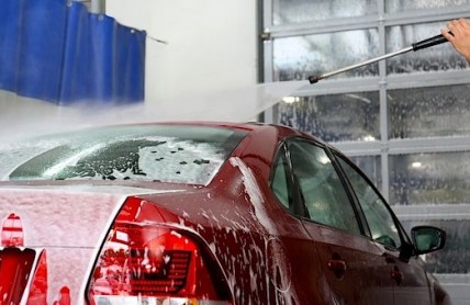 Jak správně umýt auto? Zásady vhodné jarní očisty