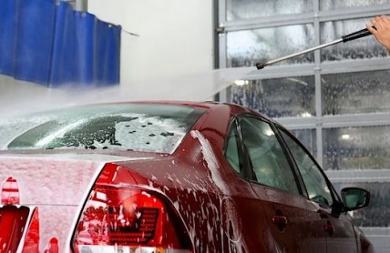 Jak správně umýt auto? Zásady vhodné jarní očisty