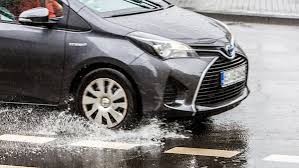 Jak se zachovat při aquaplaningu? Podle experta hlavně nezatáčet
