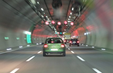 Jízda tunelem má svoje pravidla. Co dělat při koloně, nehodě nebo požáru?