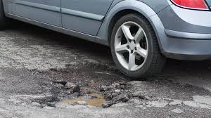 Poškození auta dírou nebo výmolem. Jak na náhradu škody?